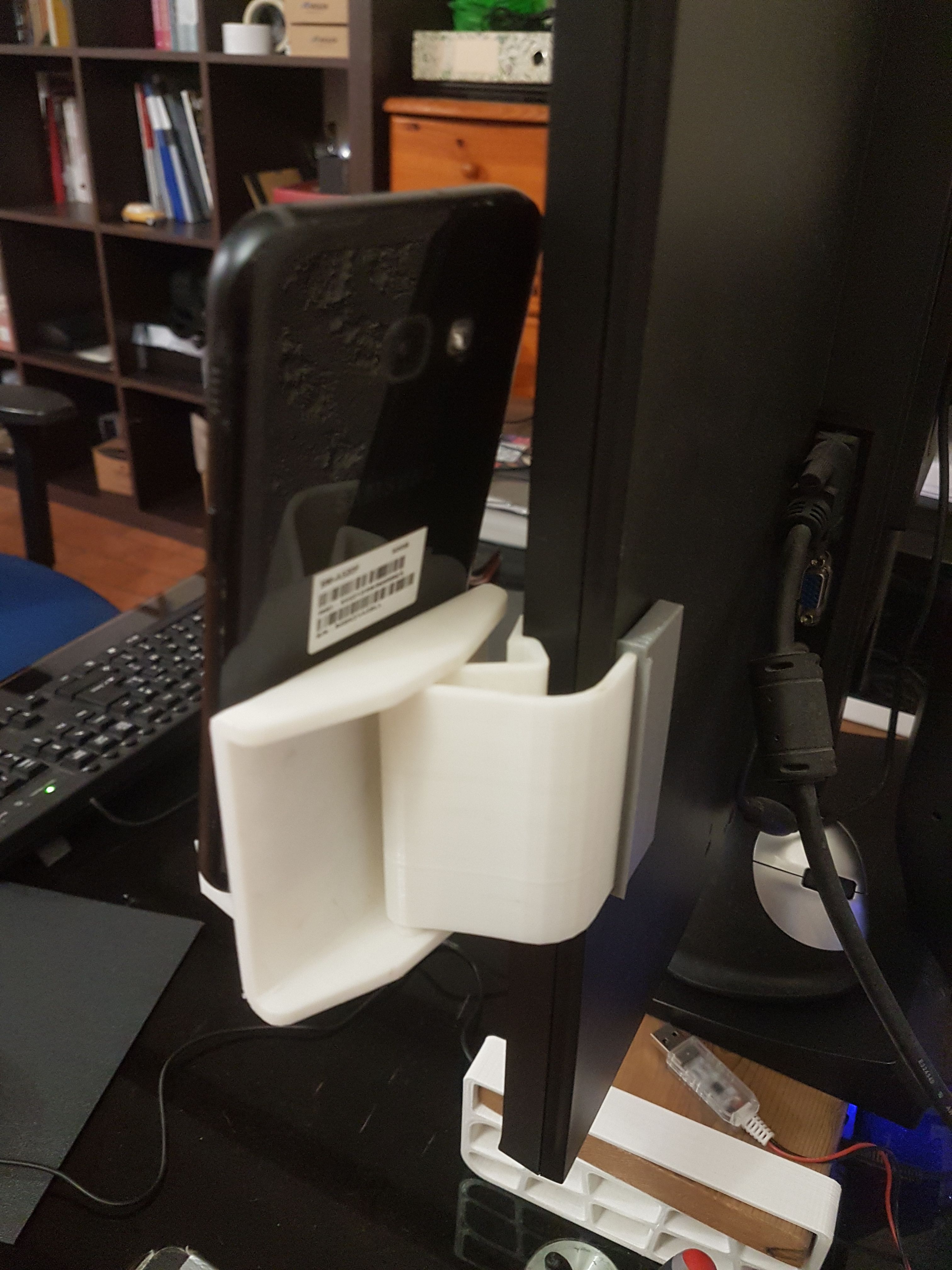 20220109_161816.jpg Free STL file Phone holder on screen・Design to download and 3D print, fredotardy