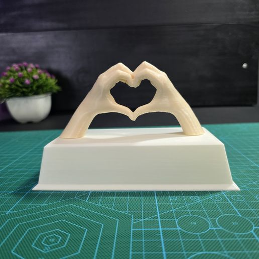 Taylor-Swift-base-con-dos-manos-formando-un-corazón-foto-2.jpg Base Taylor Swift com duas mãos a formar um coração