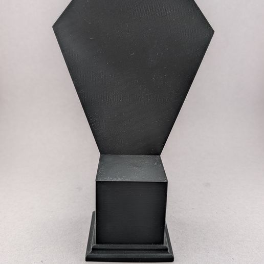 PXL_20250519_074701961.jpg Diorama stand with removable diamond backdrop