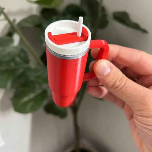 432513714_378080715133858_1217985155924533558_n.jpg Licencia comercial - Llavero vaso con hilos de trabajo