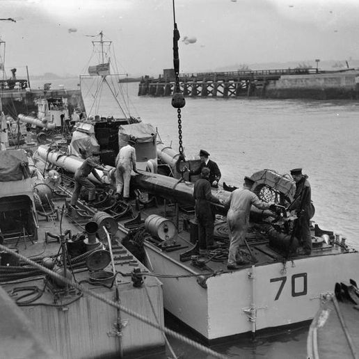 large10.jpg Vosper MTB 234 Torpedo Boat Scale Model - Depth Charge