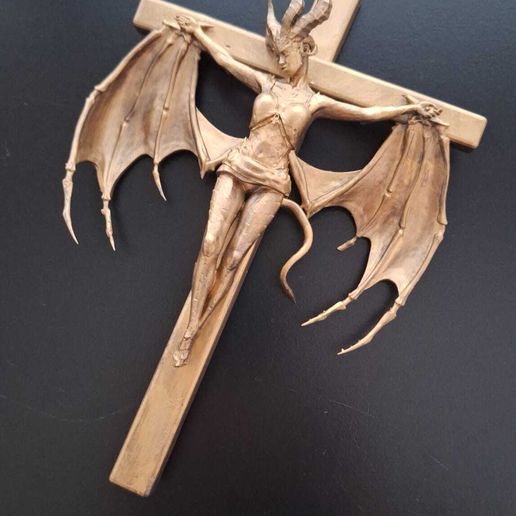 f8f38376-91cf-4695-aead-19f0144c7a51.jpg 十字架上的妖精