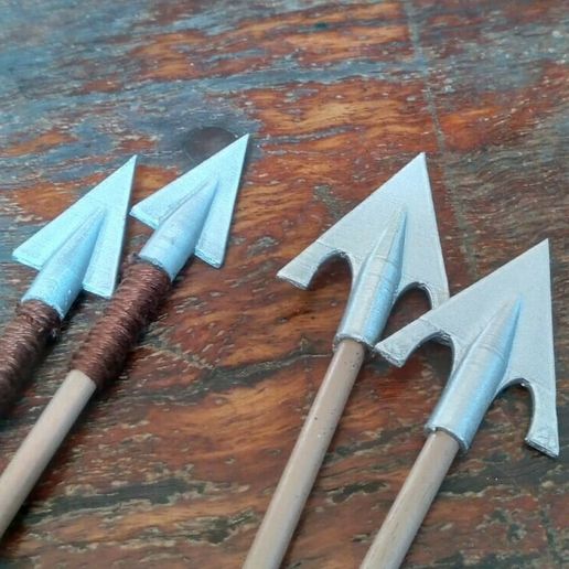 01.jpg Pfeilspitzen und Befiederung