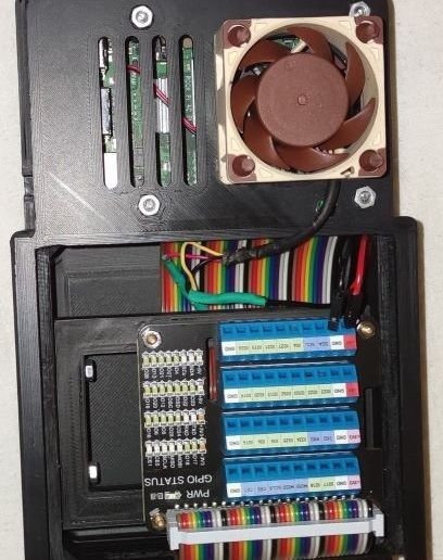 0a8ae641-c825-4fb2-8050-b73b299adb80.jpg Caixa Rock Pi 4 c+ com extensão GeekPi GPIO