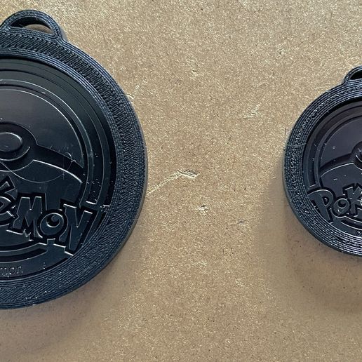 🐉 Porta-chaves Pokemon TCG Coin pendente - costas abertas