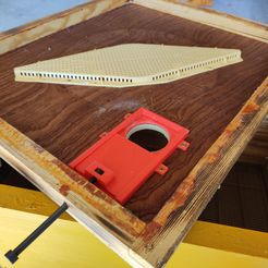 Trappe-chasse-abeilles.jpg Sliding trap door for bee hunters