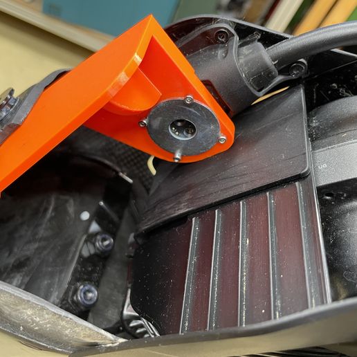 IMG_3578.jpeg Canyon Spectral ON Torque ON battery cover holder