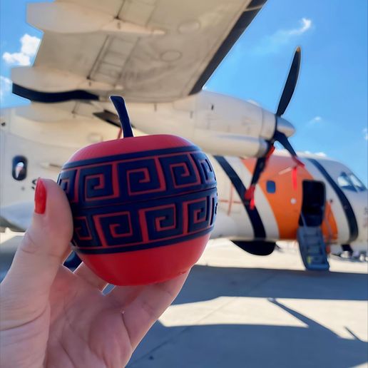 el.jpg Antique Red Apple