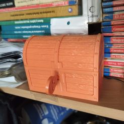 Cofre con bisagras con cerradura de trabajo y textura de madera