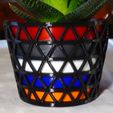 IsoGrid-flowerpot-close-view-3.jpg Vaso triangular com padrão IsoGrid para plantas com flores