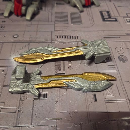 bafkreidf4smyv5lfftb45c4kzwv2v6jkvb7maaxvlw7pbl7u4fqyosiali.jpg ROTF Leader Class Optimus Prime upgrade weapons