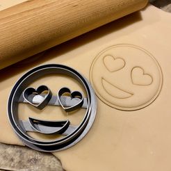 IMG_3274.jpeg STL file "Heart Eyes" Emoji Cookie Cutter・Model to download and 3D print