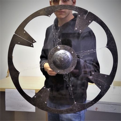 c71c6ba6cbb8a211f5363f1e37e5f9b2_display_large.jpg Jefe de escudo vikingo