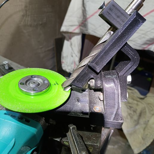 Machine for sharpening twist drills. Attachment for angle grinder.