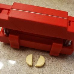 20201225_190521_1.jpg Free STL file Pill cutter by MacuBo remix (for ~1.5" scraper razor blades)・Object to download and to 3D print