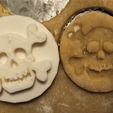 IMG_1598.JPG Cookie stamp with cookie cutter- Skull and crossbones