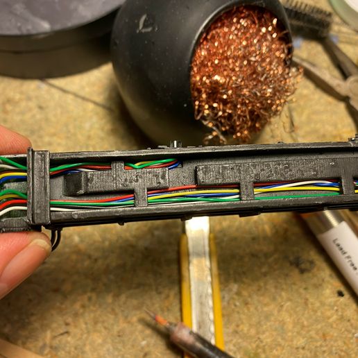 Gantry Cable  2.jpg Pórtico de señales moderno para modelismo ferroviario OO con orificios ocultos para cables