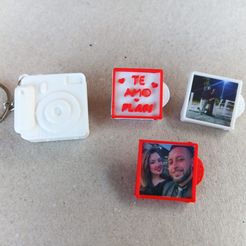 WhatsApp-Image-2023-11-15-at-20.36.22.jpeg PACKS LLAVERO CAMARA CON FOTO (PARA 1, 2 y 3 FOTOS)