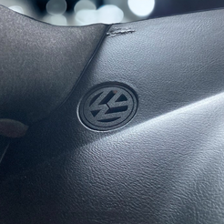643B71C9-EE82-4AB5-80DD-9ACD11BA0A0E-PhotoRoom.png Logo VW bouche d'aération tableau de bord Golf 4, PassatB5.5