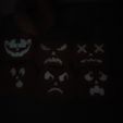 20251023_223402.jpg Conjunto de bases para copos com abóbora esculpida no Dia das Bruxas, estêncil de arte para café e moeda de flip Trick or Treat