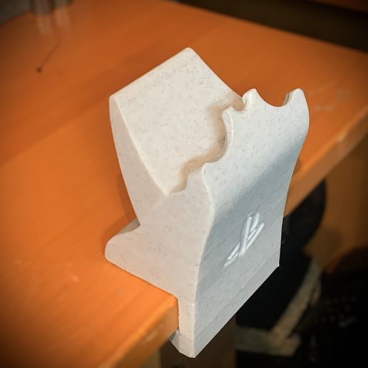 IMG_6718_lzn.jpg Подставка для контроллеров PS5/PS4, край стола/полки