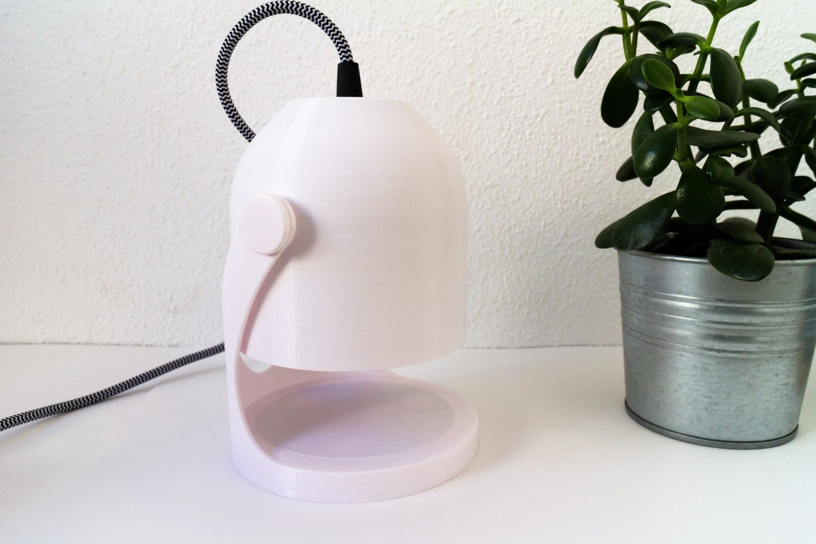 3d printable lamp with plant.jpg Fichier 3D gratuit Lampe design minimaliste・Modèle imprimable en 3D à télécharger, DeskGrown