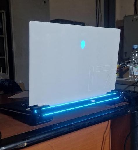 c4ab84e8-ec7f-4ba8-ae59-e67aa4bdf3c1.jpg Dell Alienware X17 Stand