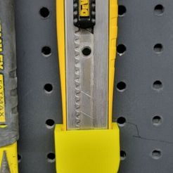 1cc76800-377c-4134-af2d-082faae24940.jpg Dewalt DW10045 25MM snap off knife pegboard mount