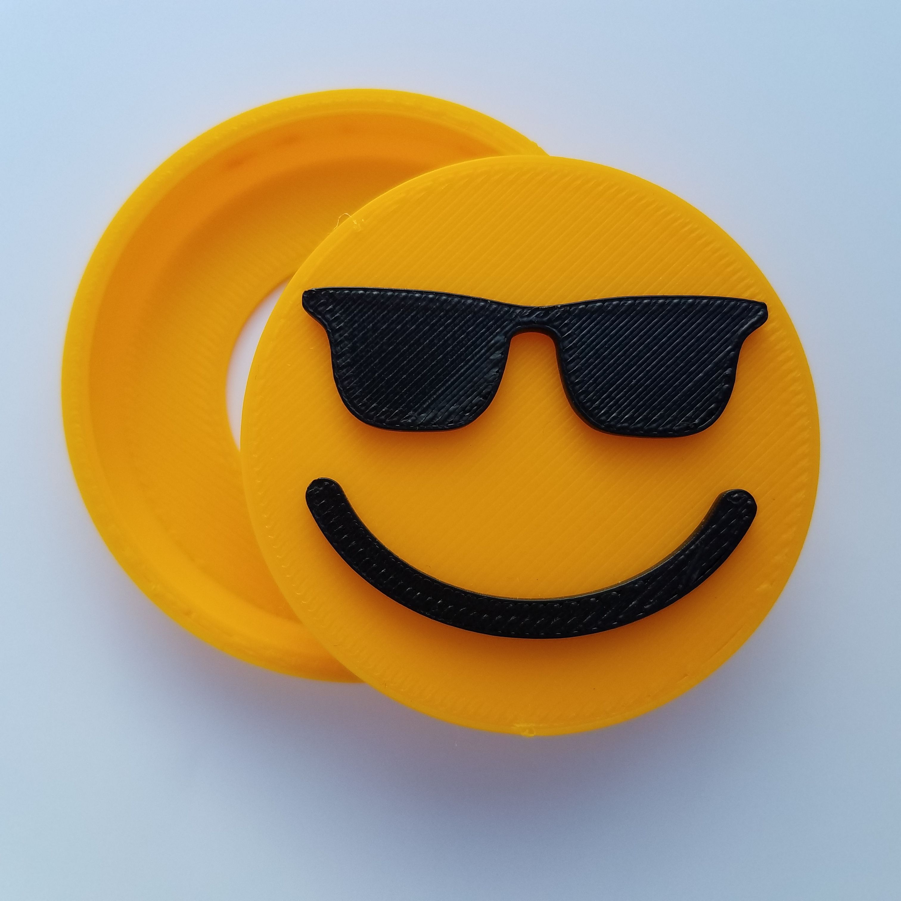 20191116_152835.jpg Fichier STL Insigne Emoji Snap Badge Cool Emoji・Plan à imprimer en 3D à télécharger, abbymath