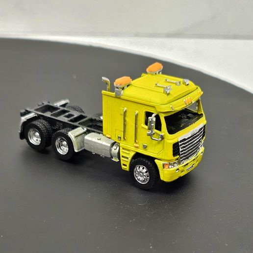 1000006255.jpg FREIGHTLINER ARGOSY FLAT TOP SLEEPER / HO SCALE