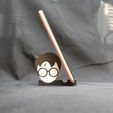 WhatsApp-Image-2023-10-14-at-16.55.28.jpeg Harry Potter cell phone holder phone holder grifindor wand holder Souvenir birthday parties no brackets required print in place