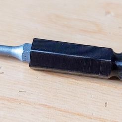 Bit_converter_with_bit.jpg Adapter for 1/4 inch (6.35mm) to 4 mm bits for an electronic screwdriver