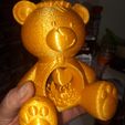 Valentins-Teddybär-Ornament ohne Stützen an Ort und Stelle gedruckt