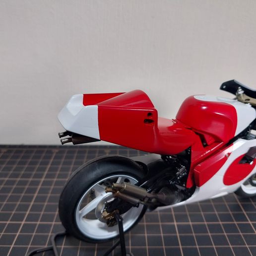 💭 Suzuki RGV 500 1995 rear Fairing / Kevin Schwantz Lucky Strike