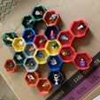cardboard.jpg Caja modular hexagonal de cola de milano compatible con las miniaturas LEGO®.