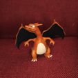Estatua de Charizard con soporte