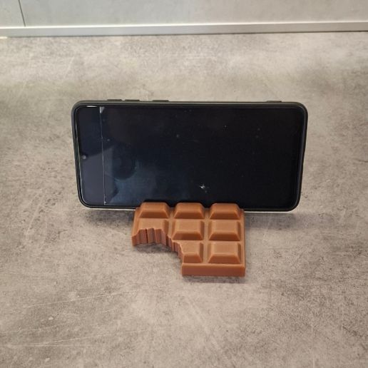 Presentation-support-tel-avec-tel-V.jpg Support Téléphone Tablette de Chocolat Croquée 🍫 | STL imprimable sans support
