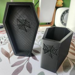 coffin-2.jpg Jardinera de Halloween en forma de ataúd con inserción de tela de araña