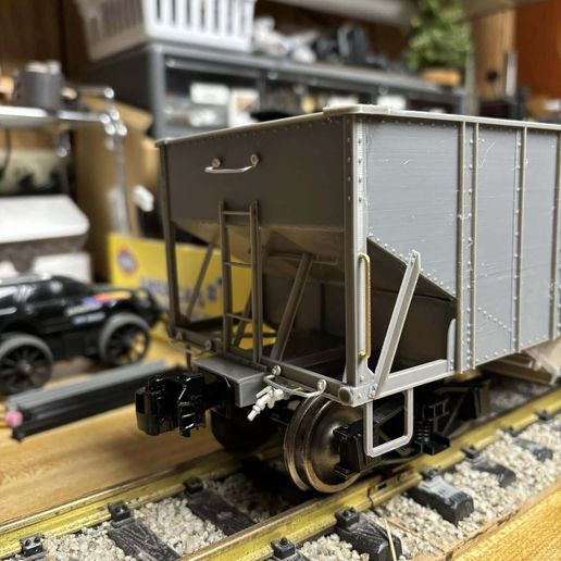 473358100_1057755106154454_3188709834444484850_n.jpg Standard Steel 50 ton hopper - G Scale
