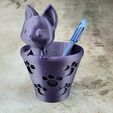 Chat dans un porte-crayon