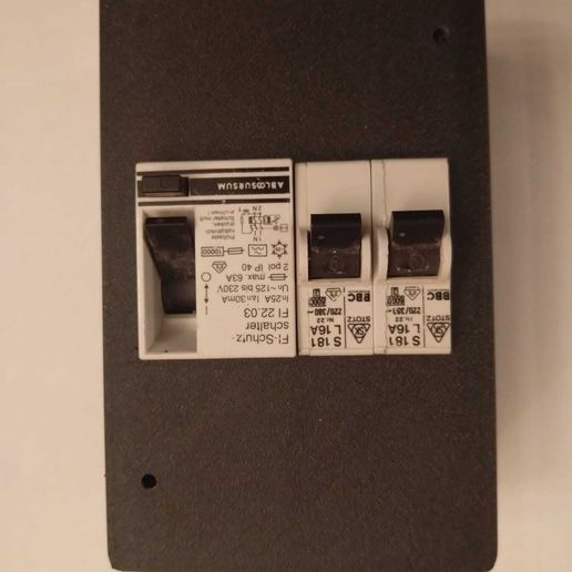 7b3c2de2-6026-4d7e-80a1-e083272a9c96.jpg Small surface-mounted distribution board with DIN rail