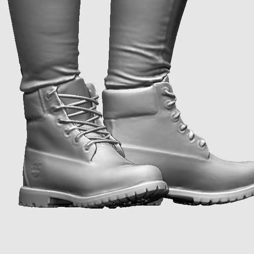 61.jpg jeune fille regardant son iphone en vêtements de sport et bottes timberland