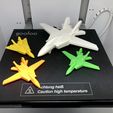 Avión de combate articulado e impreso con soporte