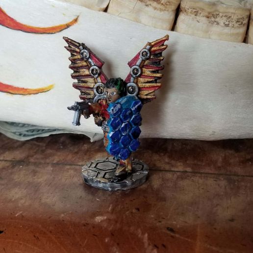 118441093_1625191844307647_5102665692424088062_n.jpg Ciberfemme Valkiria con la pistola de la máquina y el escudo de energía