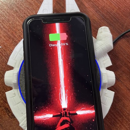 e70e4036-dfbe-47cb-af33-3800fdd8eff6.jpg Millennium Falcon phone charger