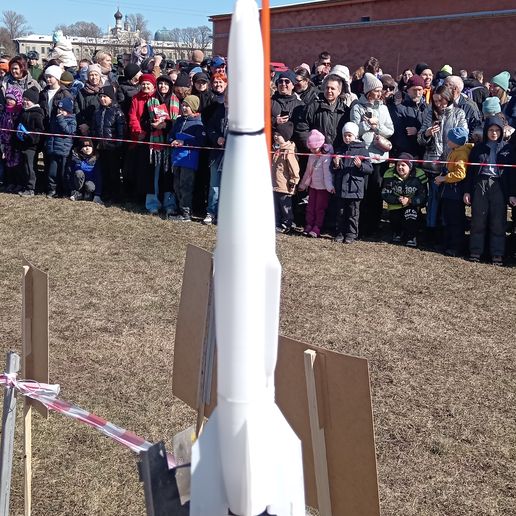 IMG_20250413_131051.jpg R-1E flying model rocket