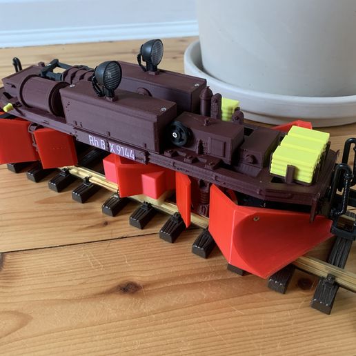20240514_045849595_iOS.jpg RhB Spurpflug X9144 Spur G/IIm Gleisreiniger
