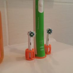 20171115_160624.jpg Oral B electric toothbrushes and brush holders