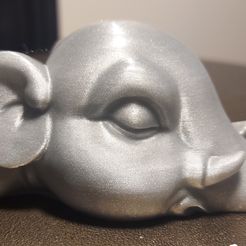 Niedliches schlafendes liegendes Baby Elefant