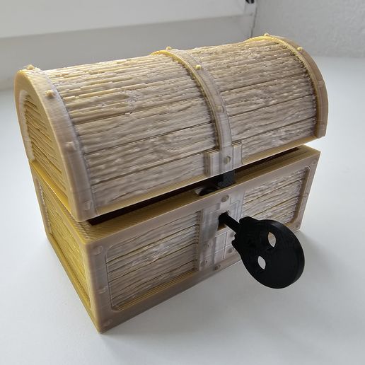 Cofre con bisagras con cerradura de trabajo y textura de madera